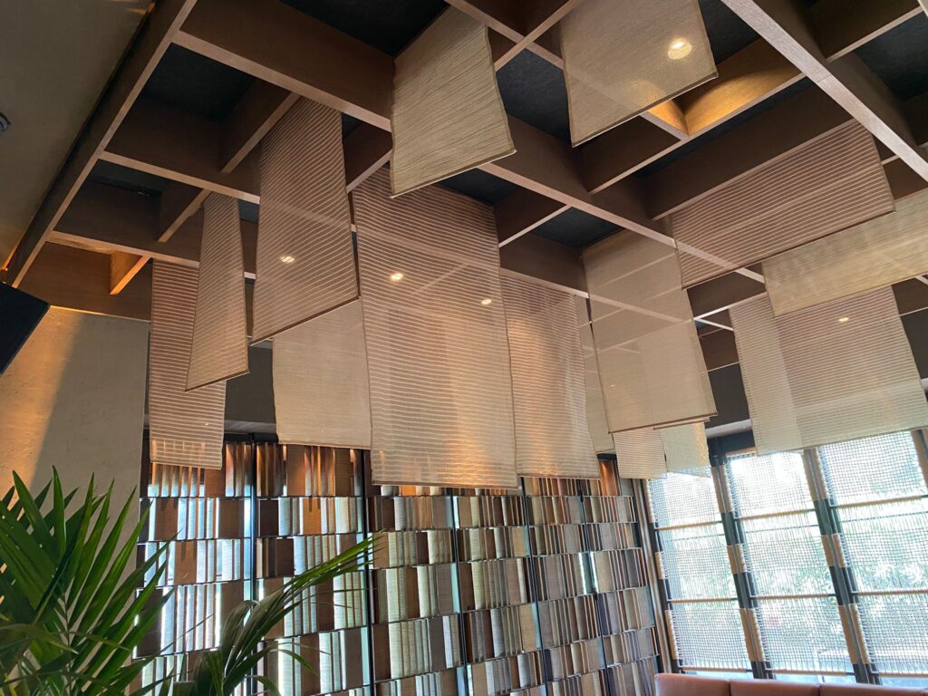 Decoración acústica y lumínica con paneles textiles en el Restaurante Osaka de Madrid