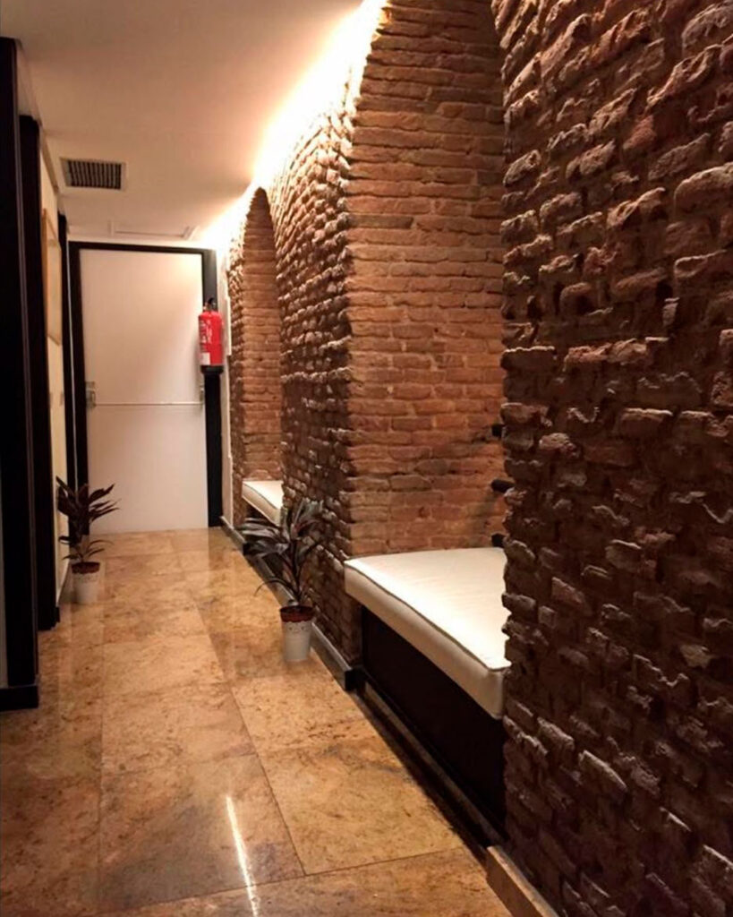 Tapizado de techos y bancadas en el Restaurante Viridiana de Madrid