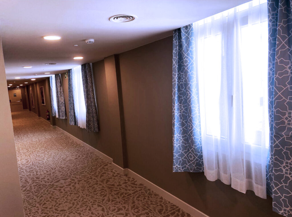 Cortinas modernas y urbanas en hotel céntrico de Córdoba