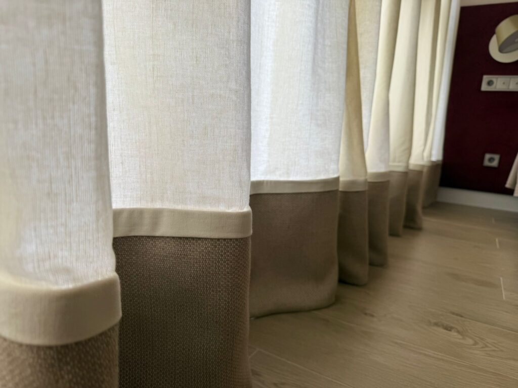 Cortinas a medida en Madrid con doble textura y dos colores