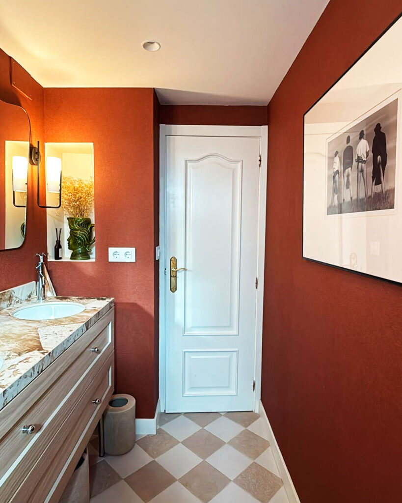 Instalación de papel pintado en baño moderno en Madrid