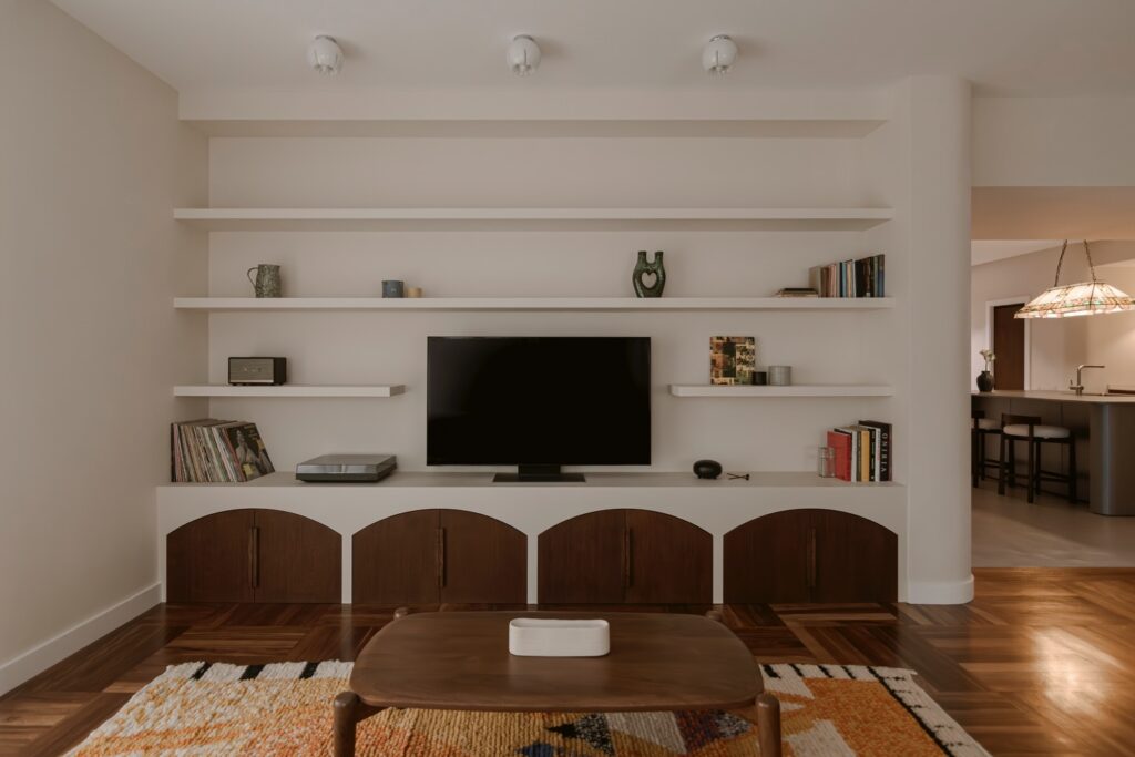 Textiles a medida para proyecto de interiorismo con cocina abierta y diseño contemporáneo