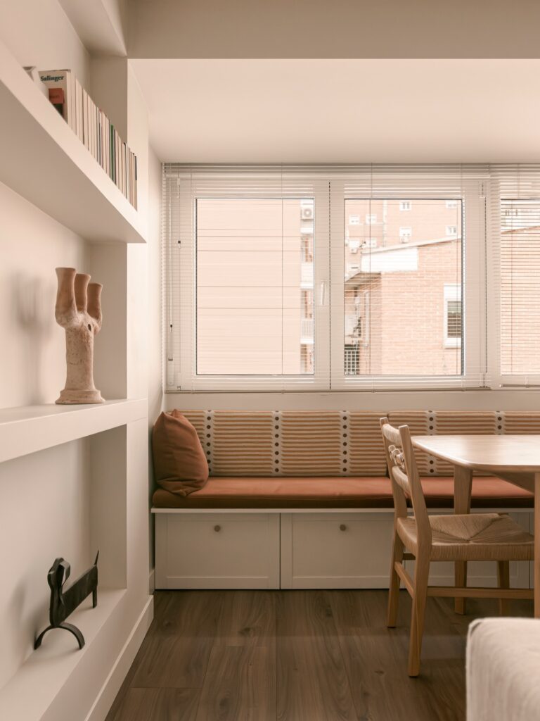 Diseño interior premium en Madrid con tapizados y papel pintado de alta calidad